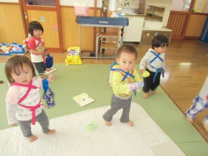 お人形さんをおんぶ